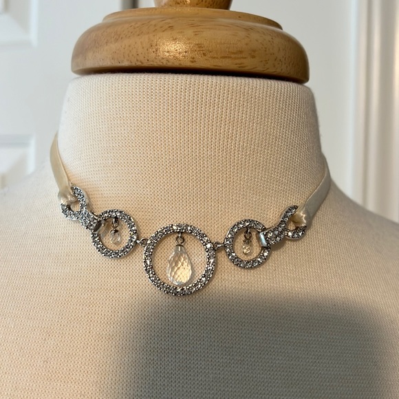 Gorgeous Ellen Tracey ivory velvet choker necklace. Just beautiful! Never worn - Picture 1 of 5